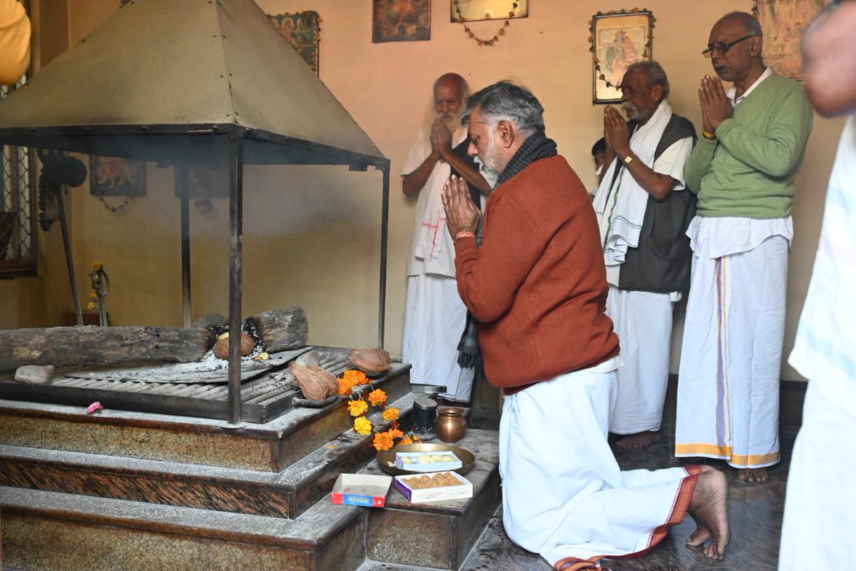 Prahlad Singh Patel ( वृक्ष से जल, जल से जीवन) (@prahladspatel) on Twitter photo आज मंडला प्रवास के दौरान भाव और भक्ति के स्थान, परम पूज्य श्री श्री बाबा श्री जी की भुआ बिछिया आसन जी व हिरदेनगर में तपोनिष्ठ धूना जी के दर्शन व नमन का सौभाग्य मिला।
दोनों आसन जी के भगतों से भेंट हुई।
<a href="/shribabashri/">श्री निर्विकार पथ</a> <a href="/patel_pushplata/">Pushplata S Patel</a> <a href="/jalamsing_patel/">JALAM SINGH PATEL (Modi ka parivar)</a> आज मंडला प्रवास के दौरान भाव और भक्ति के स्थान, परम पूज्य श्री श्री बाबा श्री जी की भुआ बिछिया आसन जी व हिरदेनगर में तपोनिष्ठ धूना जी के दर्शन व नमन का सौभाग्य मिला।
दोनों आसन जी के भगतों से भेंट हुई।
<a href="/shribabashri/">श्री निर्विकार पथ</a> <a href="/patel_pushplata/">Pushplata S Patel</a> <a href="/jalamsing_patel/">JALAM SINGH PATEL (Modi ka parivar)</a>