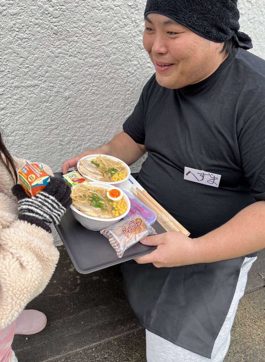 hezuruy's tweet image. 被災地で女の子とお母さんに味噌ラーメンみそまを提供しました。
りんごジュースとお菓子が嬉しかったみたいで可愛い笑顔が見れました。