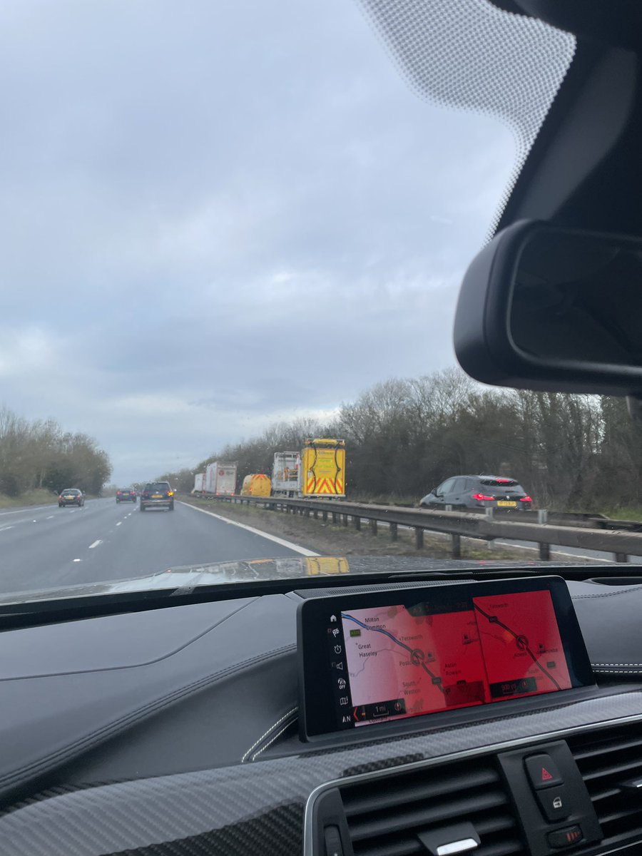 #M40 issue J6/7 southbound ... investigation on carriageway - turning traffic around (for those who have got that far) road blocked by various highway vehicles - now closed from junction 8 @BBCOxford @BBCOxTravel