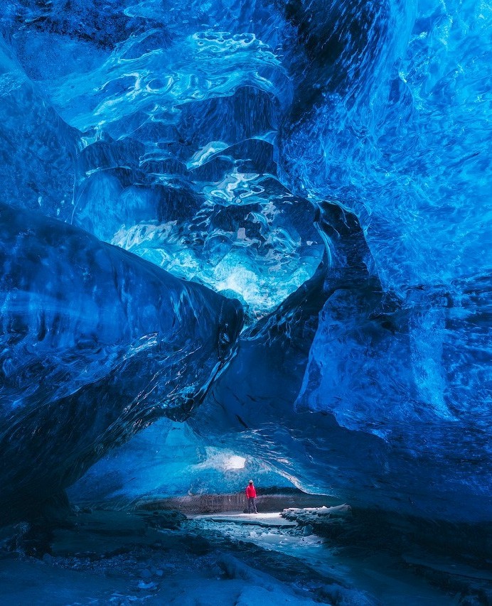 Success is to wake up each morning and consciously decide that today will be the best day of your life. #naturepositive 
Ice cave, Iceland