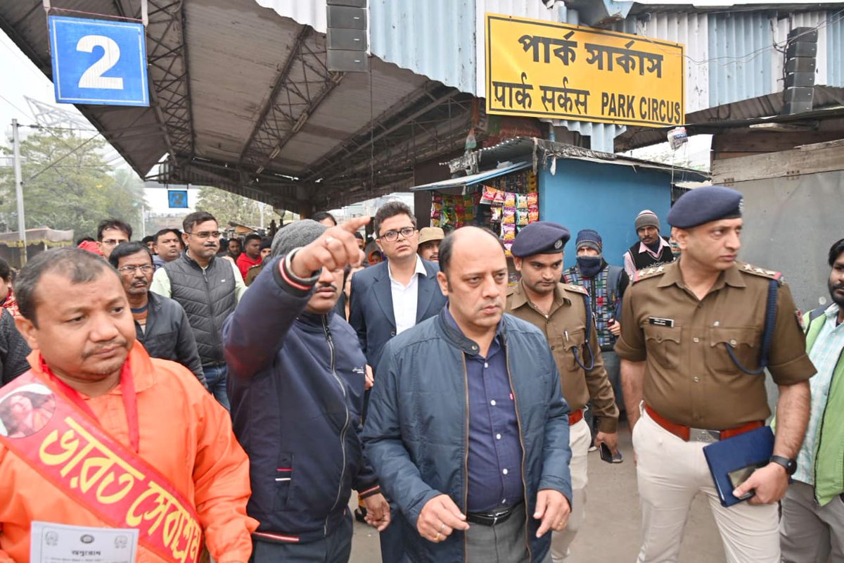 clear the platform area of encroachments at identified areas restricting the smooth entry/exit to the Station as well as FOB, stop usage of inflammable items.
#CleanParkCircusStation