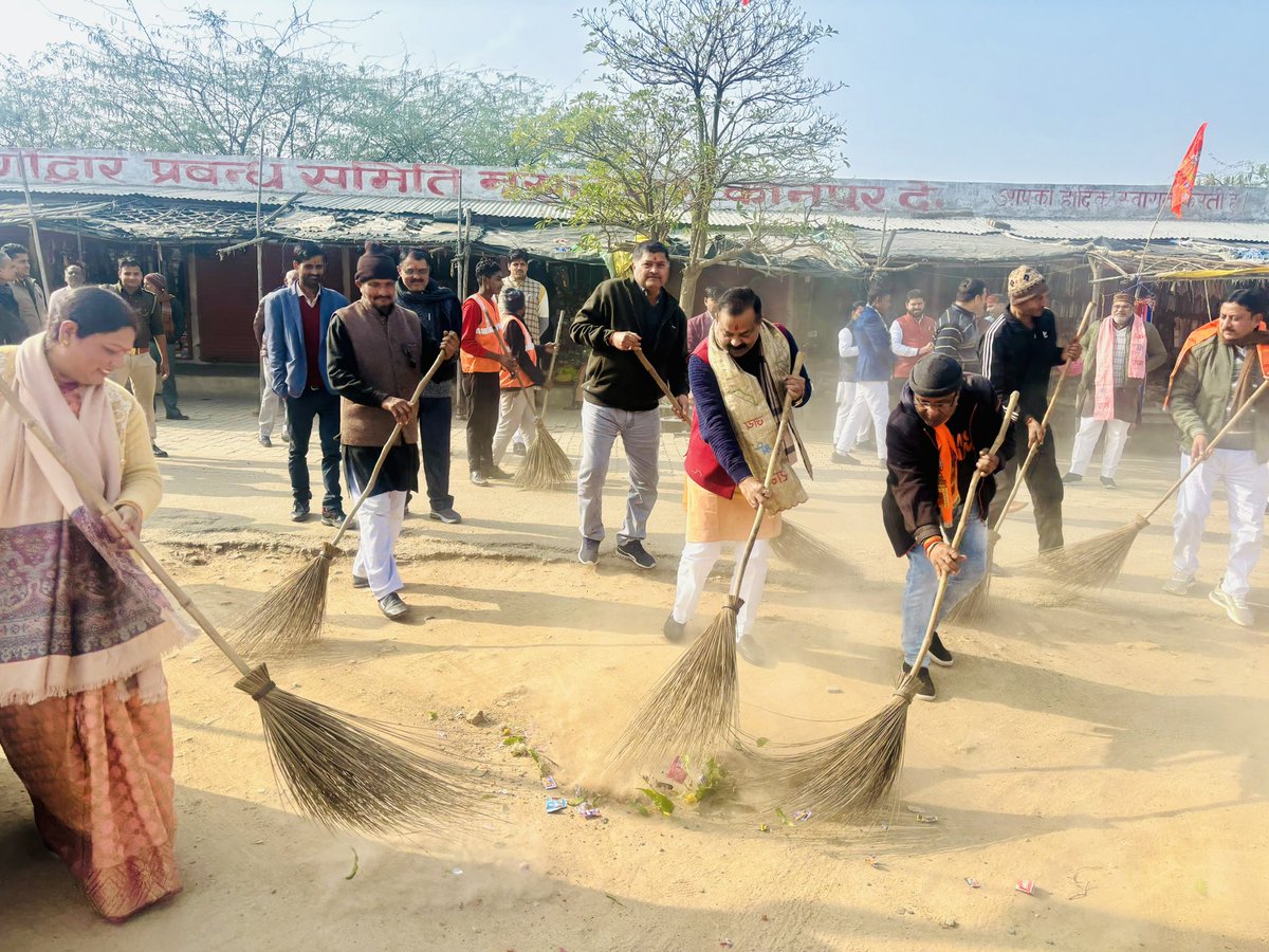 ManojShukl3's tweet photo. कानपुर देहात मा. प्रधानमंत्री श्री Narendra Modi जी के आह्वान पर आज अपनी विधानसभा भोगनीपुर के मंडल मुक्ता नगर में स्थित मुक्ता देवी जी के मंदिर परिसर में सफाई अभियान में हिस्सा लिया तत्पश्चात मां देवी का दर्शन कर लोक कल्याण की कामना की।।
Bharatiya Janata Party (BJP) https://t.co/eTRg5MHvqd