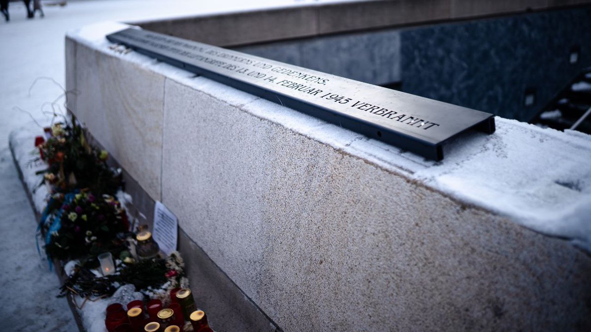 rebew_lexa's tweet photo. Identitäre Aktivisten stellen sich gegen das Vergessen der Opfer des alliierten Bombenhagels im Februar 1945 in #Dresden und brachten die Inschrift und damit das Gedenken zurück:
"Dies ist ein Ort der Mahnung, des Erinnerns und Gedenkens. Hier wurden die Leichname Tausender Opfer der Luftangriffe des 13. und 14. Februar 1945 verbrannt."

"Wir wehren uns gegen die Umschreibung unserer Geschichte! Kommt zum Mahnmal und zeigt, dass für euch die Opfer nicht vergessen sind"

#Sachsen #Gedenktafel