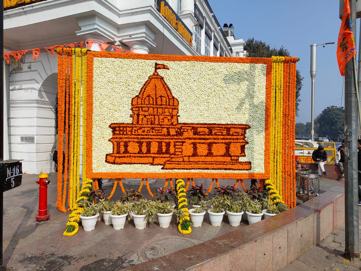 upadhyaysbjp's tweet photo. 🌸 Beautiful blooms adorn Delhi's landmarks! NDMC adds a floral touch at 10 iconic spots including Khan Market, Connaught Place, Dilli Haat, various Roundabouts and more in anticipation of historic event of the Ram Mandir Pran Prathishta inauguration. 🌺 #DelhiDecor #RamMandirInauguration