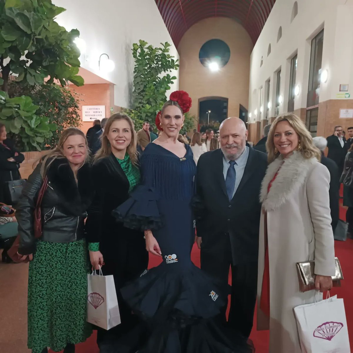rromerovilches's tweet image. En #SIMOF, con Raquel  Revuelta y mis compañeras Cristina Peláez, portavoz de VOX en el Ayuntamiento de Sevilla, Teresa Terry, concejal de VOX en Ayuntamiento de Dos Hermanas y nuestra coordinadora, Rosa L. Ceballos.
Espectacular colección del diseñador Paco Molina.
#ModaFlamenca