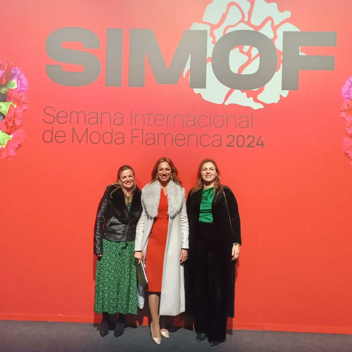 rromerovilches's tweet image. En #SIMOF, con Raquel  Revuelta y mis compañeras Cristina Peláez, portavoz de VOX en el Ayuntamiento de Sevilla, Teresa Terry, concejal de VOX en Ayuntamiento de Dos Hermanas y nuestra coordinadora, Rosa L. Ceballos.
Espectacular colección del diseñador Paco Molina.
#ModaFlamenca