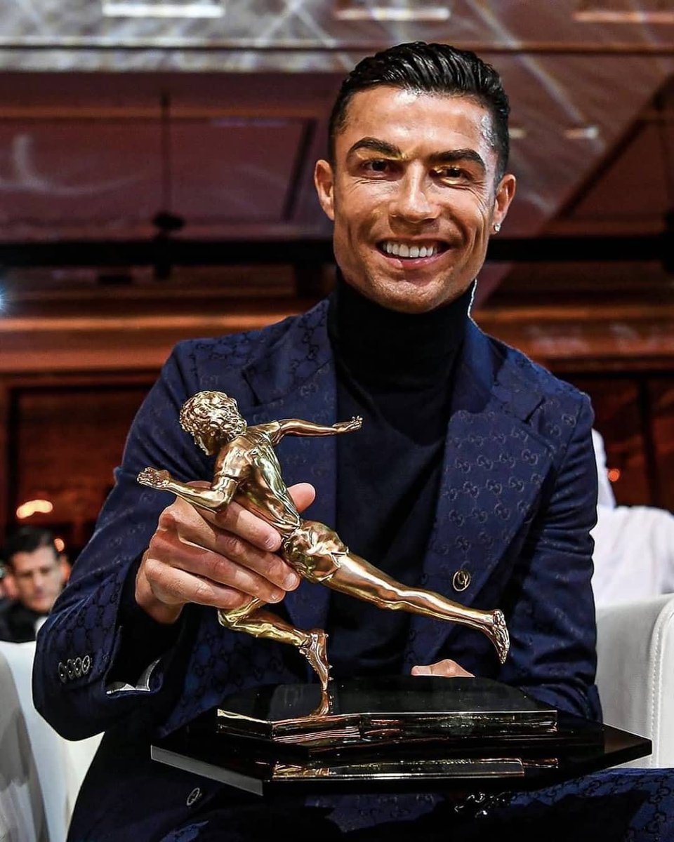 🚨 Ronaldo: “Ballon d’Or and The Best are losing credibility”.

“It’s not to say that Messi didn’t deserve it, or Haaland or even Mbappé… but the numbers are there and the numbers don’t deceive. You’ve to consider the entire season”.

“The numbers are facts”, told Record.