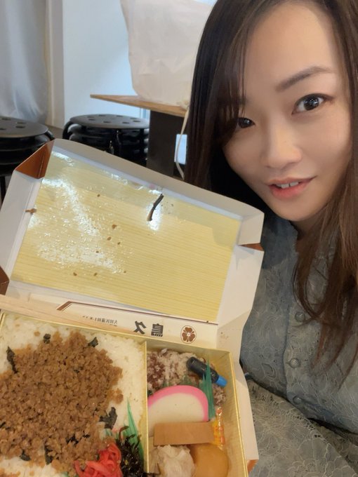 昨日は D＋黒木歩e個人撮影会 にご来場いただきありがとうございました✨ うちの撮影会、ご参加された方でご希望ある方は昼食会が無料で付いてきます💕 毎回ご飯はロケ弁で人気の「鳥久」さんのお弁当💕 豪華でしょ〜✨✨うふふっ✨ 沢山お土産もいただきほくほくな土曜日でした💕皆んな大好きだぞ💕