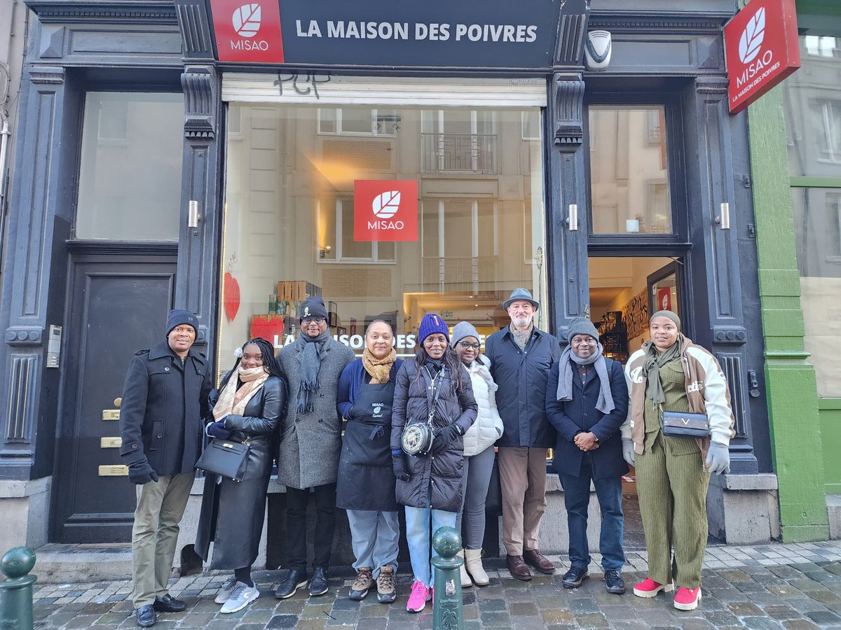 KEEntrepre's tweet photo. Un moment inoubliable avec la #MaisonDesPoivres lors du #PrixUbora RDC à Bruxelles ! 

Une photo de famille qui capture l'intensité des échanges d'expériences. 

#MisaoSpices #TysiaMukuna
#PrixUbora #Échanges #Collaboration 
#KivuEntrepreneurs
#DreamItBelieveItDoIt https://t.co/P5Pt4xDNfr