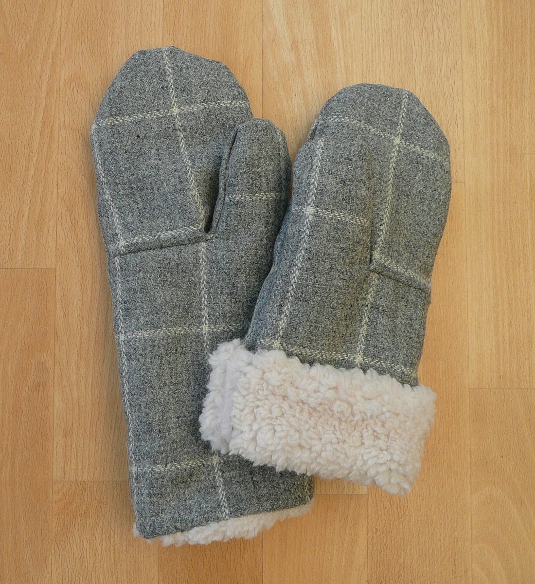 @UKGiftHour good morning #UKGiftAM #UKGiftHour so the weather may be turning a little milder but we are still in the middle of winter and it could get very cold again. Keep warm and snuggly in my handcrafted mittens. bagsofelegance.com 
#wintergloves #mittens #mothhersday