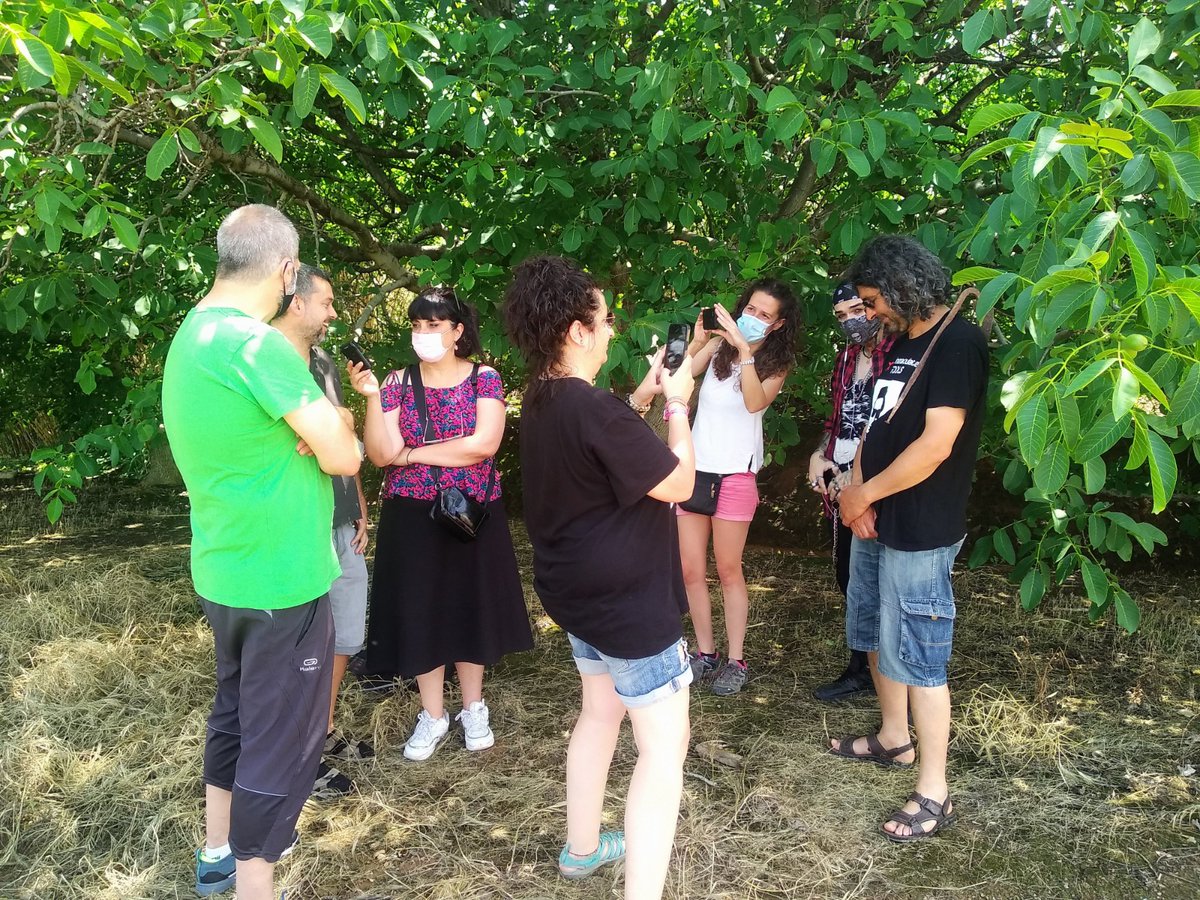 #MientrasVuelveLaMagia 
#BosqueHabitadoRadio3 

Lo que ha unido el bosque no lo separa nadie. Estamos conectadas por las micorrizas de nuestras emociones compartidas.

<a href="/BosqueHabitado/">El Bosque Habitado</a> @LaUtopiadeIrma @soy_duda <a href="/MiguelTM80/">Miguel Torres</a> <a href="/SoyCrisa/">Cristina Pablos Busto</a> 

📸La Comunidad en el ortal