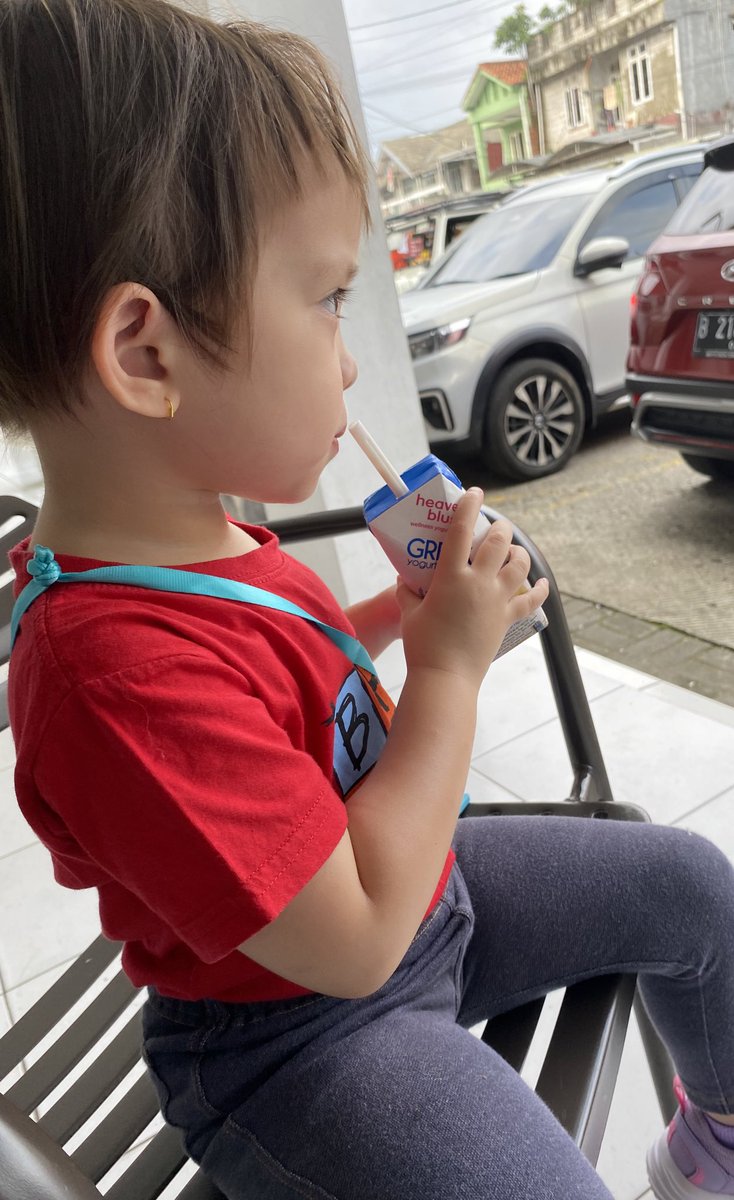 Me: sepedaan keliling komplek, diakhiri dengan mampir minimarket dan minum yogurt. Anaknya belum sekolah sih..jadinya ngobrolin apa aja yang teramati di situ..