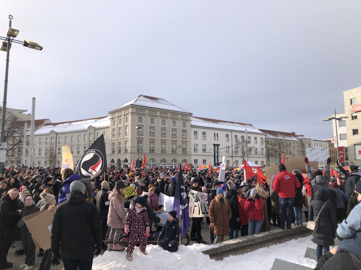 unteilbar_sb's tweet photo. Der Stadthallenvorplatz ist voll! #cb2102 https://t.co/w5VKPmlXn3