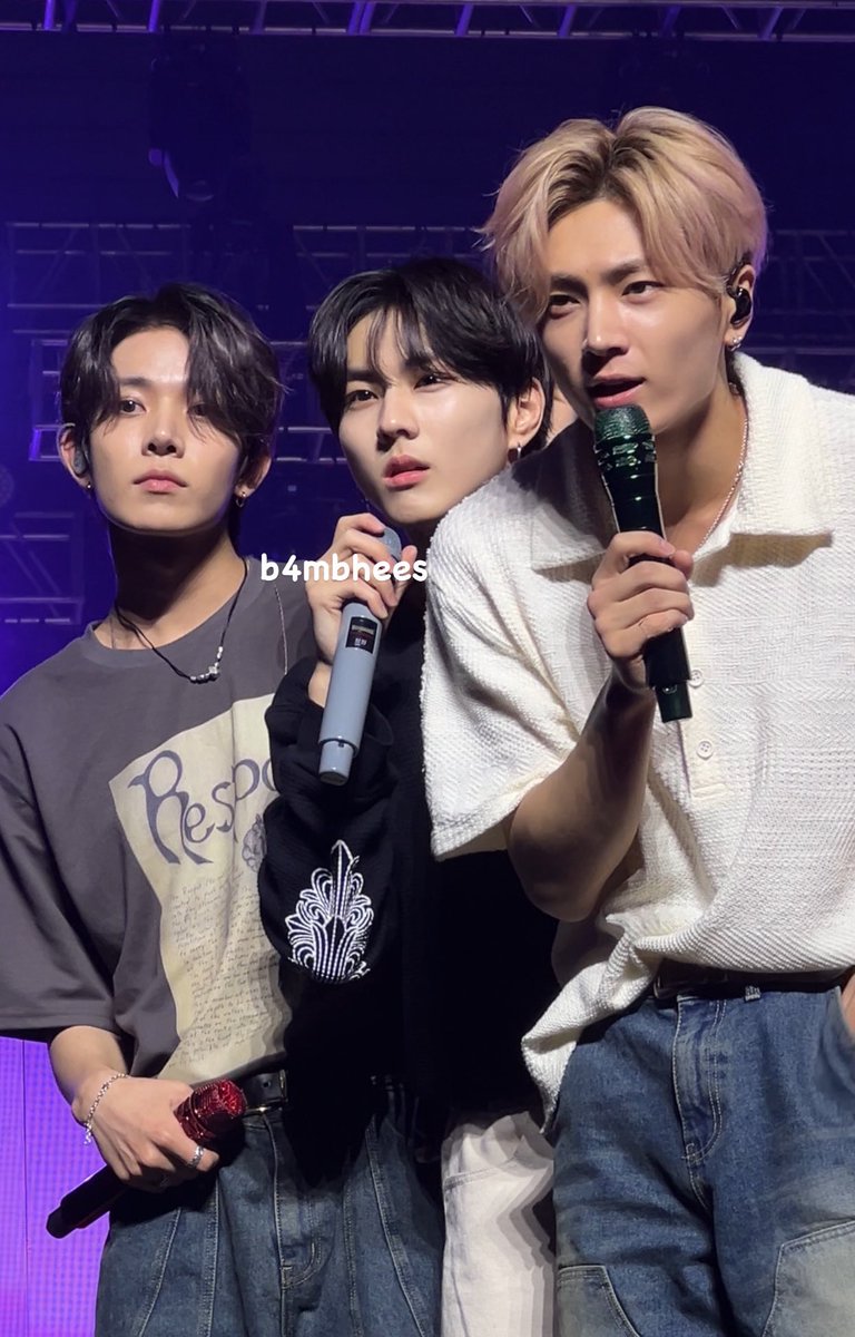 HELP😭😭😭😭 what were they looking at KEHEKSBWKKW