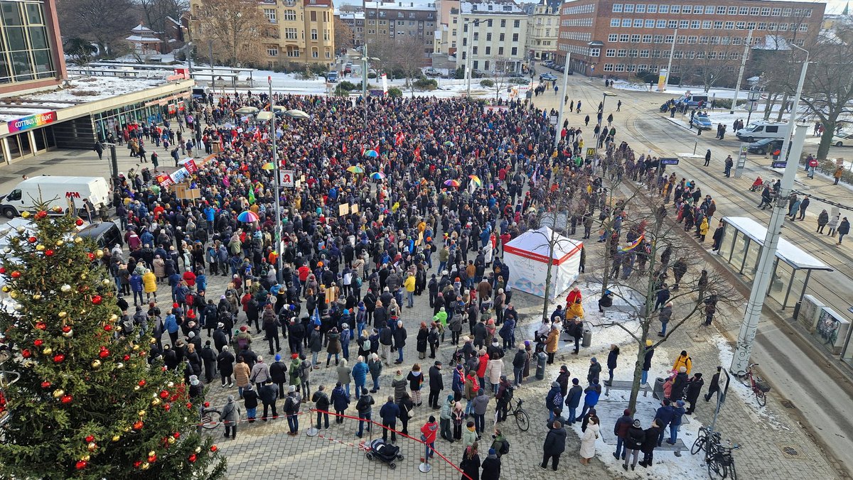 Mehrere Tausend Menschen demonstrieren gerade in #Cottbus gegen Rechtsextremismus und Deportationsfantasien. Immernoch strömen aus allen Richtungen Leute dazu.