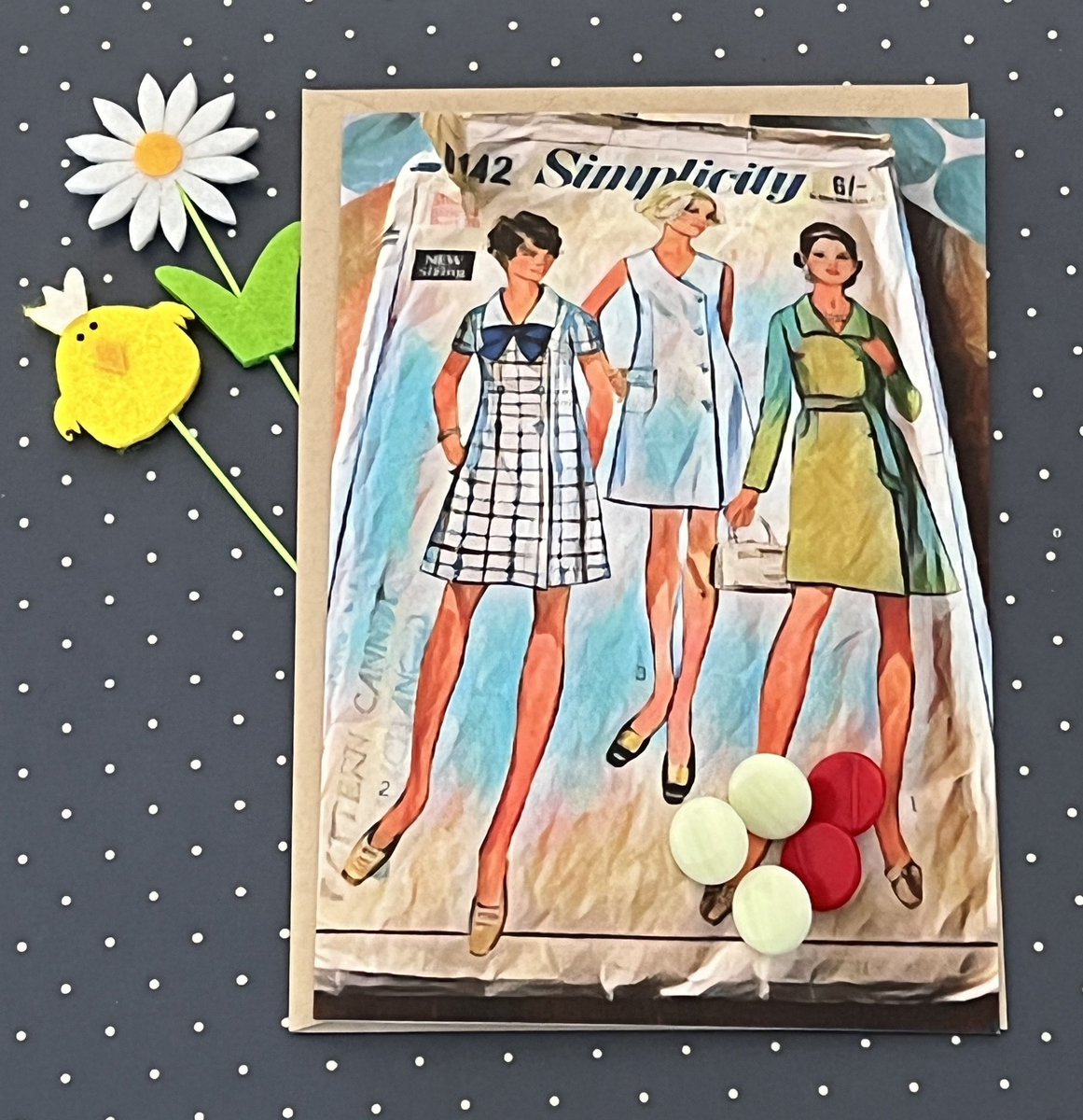 blackcatbutton's tweet photo. Hello #Buttonistas We are unretiring and teaming up with @iSpyphotographs for a Vintage Extravaganza! Just for fun! What do you think ๐คท๐ปโโ๏ธ Let me know โฆ ๐ป๐โโฌ๐ธ #UKGiftHour #UKGiftHour #MHHSBD https://t.co/VYRemVAk8q