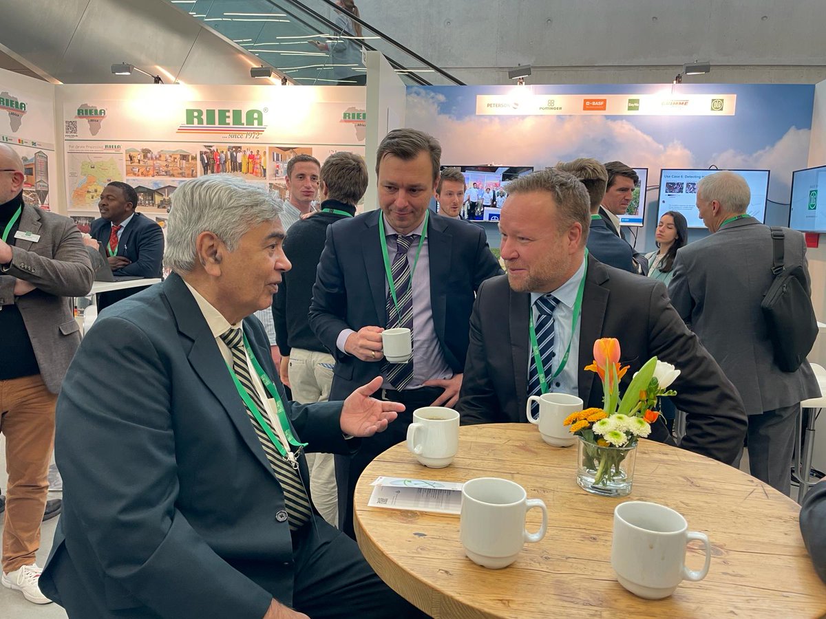 Dr. Kauser Abdullah Malik, Caretaker Federal Minister for National Food Security & Research, met Mr. Stefan Kresse, Managing Director, IFW Expo & Management of DLG International on sidelines of #GFFA #Berlin Disussed issues related to the usage of modern technology in agriculture