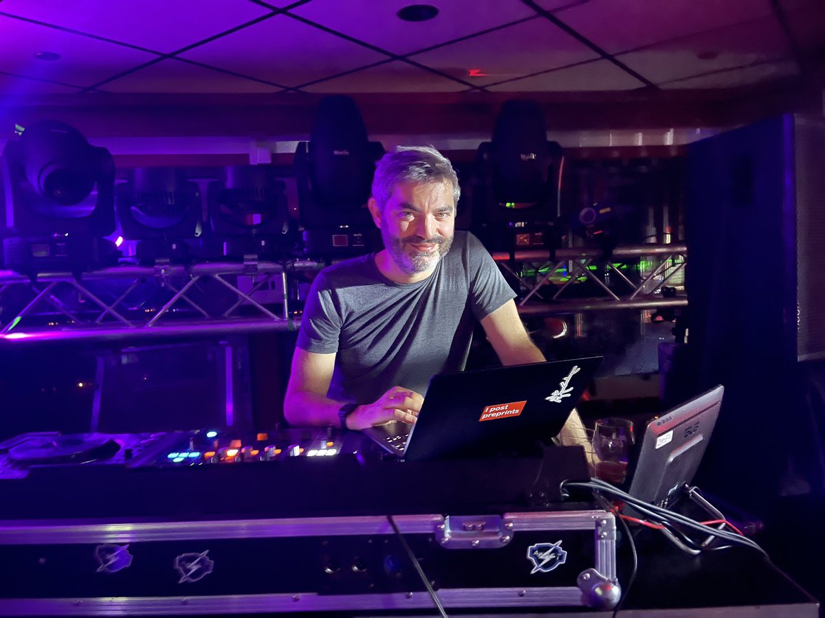 OMG! In addition to giving an excellent lecture at the #NBS2024, @christlet became the DJ after the banquet! We want him back! Thanks to all plenary speakers who made this meeting a success! @HenriquesLab @Pawel_Burkhardt @GroupKyte @SimonsenAnne @KnVelsrud @ToneBerge5 @kschink