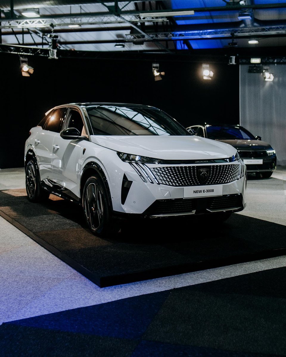 brusselsroads's tweet photo. En l’absence de salon, certaines marques innovent et c’est le cas de @stellantis_official avec un concept dynamique et unique à #brusselsgate. Coup de projecteur pour toutes les marques du groupe avec près de 40 voitures exposées.
#brusselsroads #stellantis @wimverloy https://t.co/N296ZpgMEm