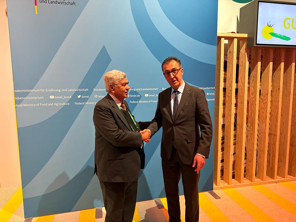 Dr. Kauser Abdullah Malik, Caretaker Federal Minister for National Food Security & Research, met Mr. Cem Oezdemir, Federal Minister @bmel on the sidelines of #GFFA, #Berlin. Matters related to food security & agriculture reforms in wake of climate change were discussed.