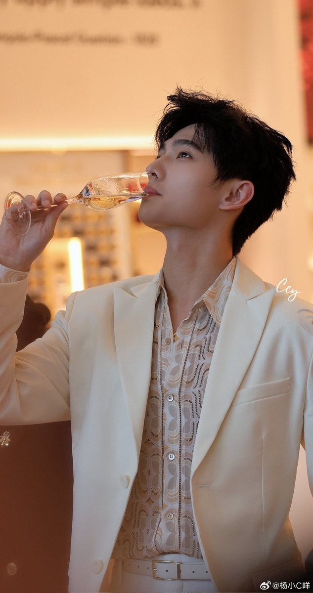 YY_ina11's tweet photo. Thick Hair.. handsome face.. small head.. long neck.. slim waist.. long legs.. perfect body proportion.. chic fashion style.. elegant manner..
If I could imagine a male lead features from c-novel then #YangYang杨洋 would be a perfect model https://t.co/69IRAfI8o8