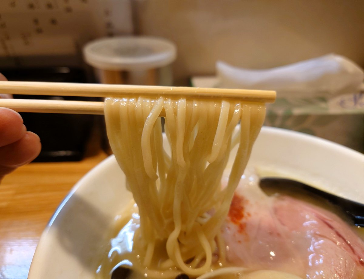 麺や 一想＠久宝寺口
『濃昆鶏白湯・塩』煮玉子トッピ🍜
一想さんで一番好きな濃昆🎶
濃厚鶏白湯と昆布の旨味の融合。今日もまたらないウマさ❗
もっちりして小麦豊かな麺も肉厚レアなチャーシューもメチャウマ😍
ごちそうさまでした～😊