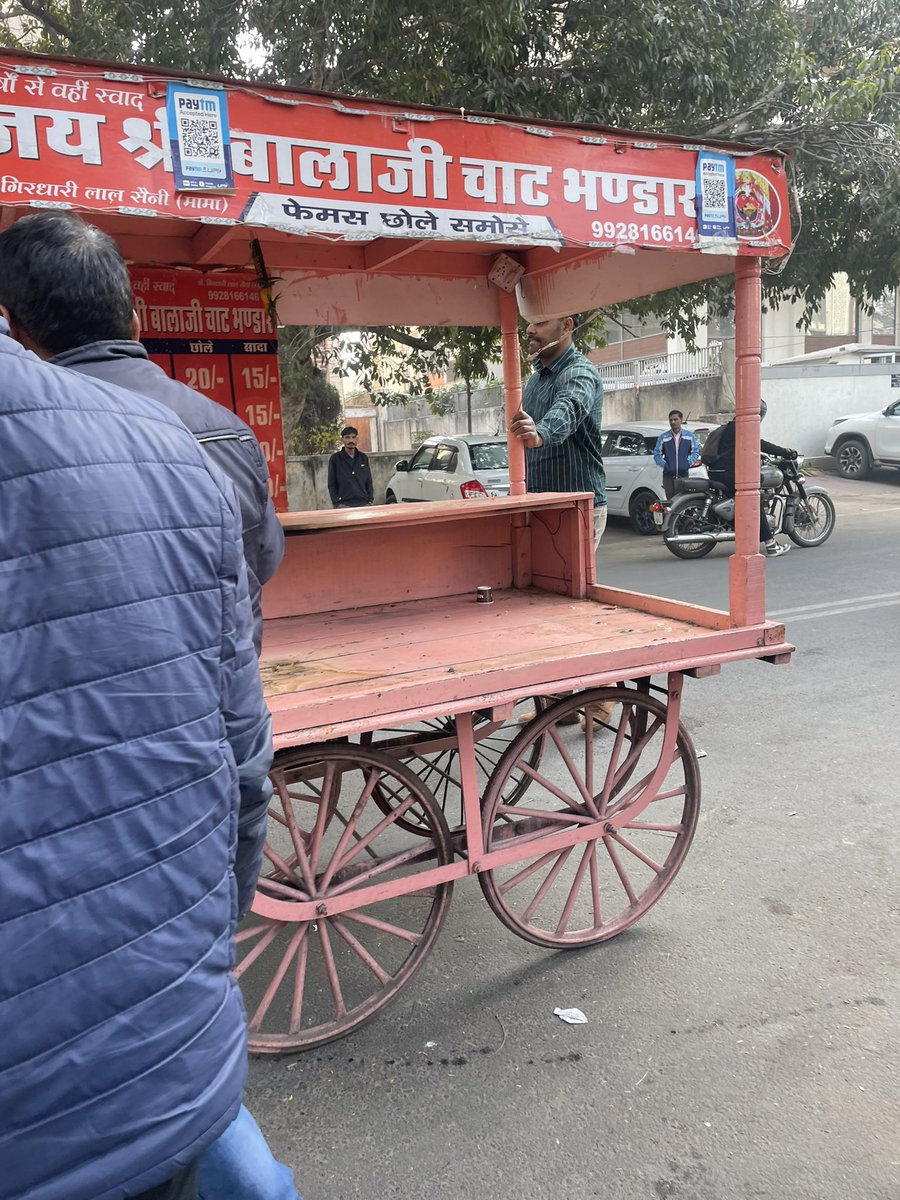 VIKAS_DAYAMA's tweet photo. बीजेपी सरकार आते ही ग़रीब लोगो के साथ इसी प्रकार का दुर्व्यवहार।। कहा जाये बेचारे ग़रीब ।। ऊपर से पुलिस वाले मुस्टंडे आते ही मारपीट करने लगे।। जयपुर दुर्लभजी हॉस्पिटल के सामने की घटना https://t.co/zQfQj0wI55