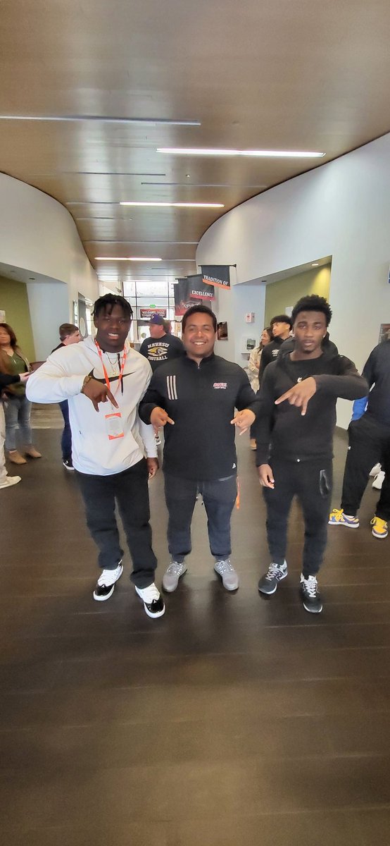 I'd like to thank the staff of <a href="/OUAZFootball/">OUAZ Football</a> <a href="/OUAZSpirit/">OUAZ Spirit</a> <a href="/Coach_Nesbitt/">Mike Nesbitt</a> <a href="/CoachVizcaya20/">Coach Vizcaya</a> <a href="/CoachJDominguez/">Jerry Dominguez</a> for their hospitality and great program they are running. The future is BRIGHT for #OUAZ @ghighfootball <a href="/Kameron_Smith24/">Kameron XXIV</a> <a href="/Christi59962142/">Christian Long</a> <a href="/DerieonWinfrey/">Derieon Winfrey</a> <a href="/NHarden24_05/">Nathan_Harden24</a>