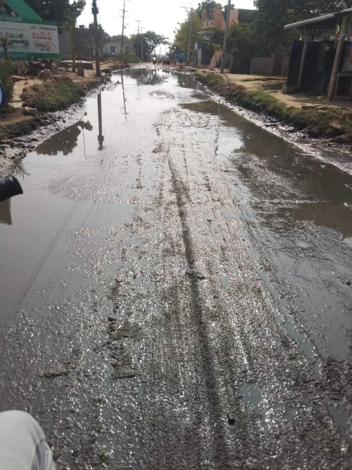 Kasapogu1981's tweet image. రోడ్డుపై మురుగు నీరు...

కర్నూలు జిల్లా కోడుమూరు నియోజకవర్గం కోడుమూరు మండలంలో గోరంట్ల గ్రామంలో రోడ్ల దుస్థితి. ఈ సమస్యను పరిష్కరించాలని కోడుమూరు నియోజకవర్గ జనసేన పార్టీ తరుపున ప్రజా ప్రతినిధులను, ప్రభుత్వ అధికారులను డిమాండ్ చేస్తున్నాము.
#JSPforAP_Roads 
#HelloAP_ByeByeYCP