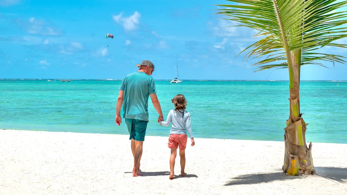 FSMauritius's tweet image. Indulge in the beauty of Ile aux Cerfs, where soothing shades of blue hug the white sandy shores. The perfect family getaway for endless fun with your little ones, don’t you agree?
#fstakeyourtime #fsmauritius