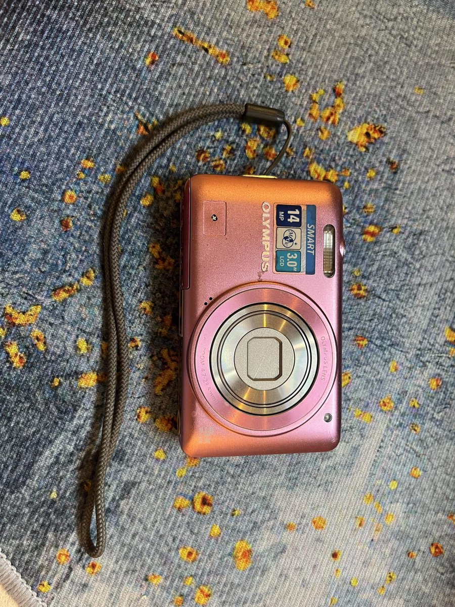 MosaMart's tweet photo. wts lfb
Buy at your own risk

Olympus Digital camera (UNTESTED)
may or may not be working

unit only (no battery, no charger, &amp; no SD card)

Mode of payment: Gcash

Mode of delivery: SDD or S/CO

Loc: Commonwealth, QC
Tags: digicam Olympus camera pink kpop ph https://t.co/Zr9GxwV4mN