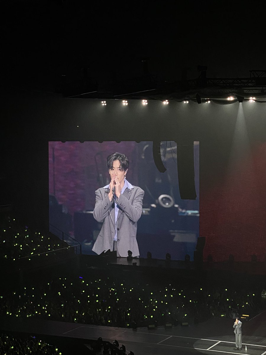 MarkMayThazin's tweet photo. Have you ever felt in life  “It is really worth it to be alive”?
For me, it is the moment that I met my Idol in person that i have loved since my High School Life. It was so lit 🔥
#TheOtherSideInBKK_D1
#theothersideAsiaTour  
#MarkTuan #Mark #段宜恩 #마크 
@marktuan https://t.co/juJCXQ1VVx