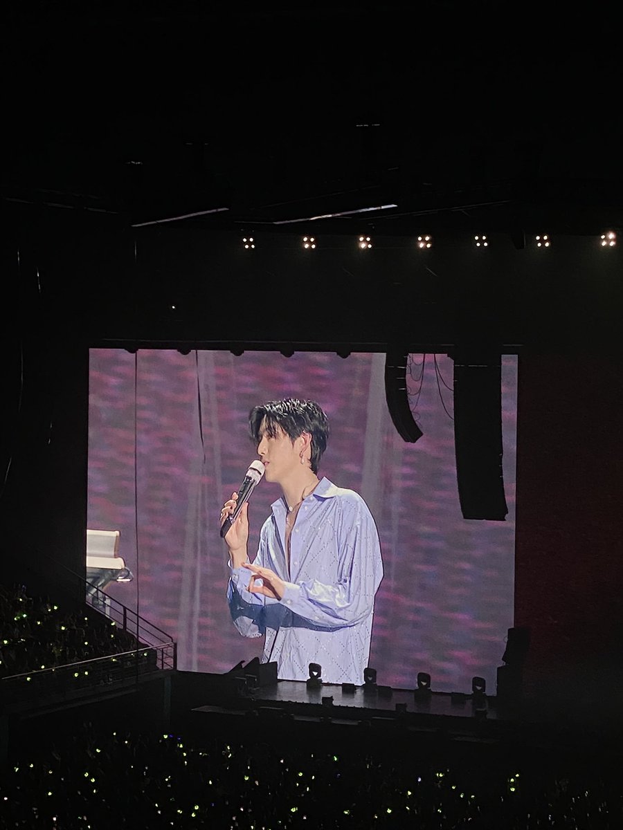 MarkMayThazin's tweet photo. Have you ever felt in life  “It is really worth it to be alive”?
For me, it is the moment that I met my Idol in person that i have loved since my High School Life. It was so lit 🔥
#TheOtherSideInBKK_D1
#theothersideAsiaTour  
#MarkTuan #Mark #段宜恩 #마크 
@marktuan https://t.co/juJCXQ1VVx