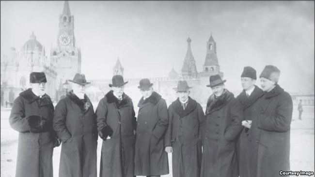Группа немецких врачей, лечивших Ленина в 1923-1924 гг. Их дневники и записи до сих пор засекречены. В 1999 г. срок секретности был продлен до 2024 г. Современные исследователи считают, что Ленин скончался от менинговаскулярного сифилиса головного мозга. Москва. СССР. 1920-е.
