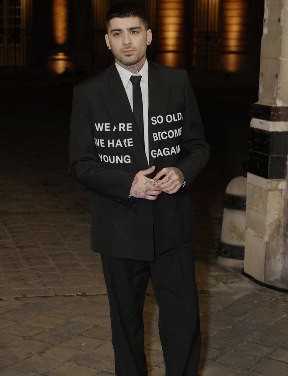 Zayn, yeni saç stiliyle Valentino defilesinde.
#ZaynMalik #Valentino