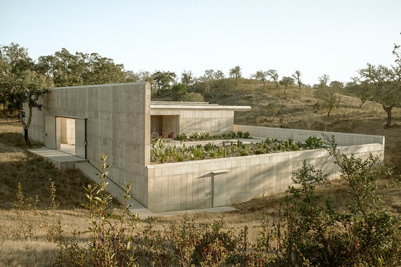 In a wild, hilly #landscape, Pereiro Do Cha #House is a garden pavilion with varied wall heights, protecting life and offering unique spatial views. ow.ly/5Pqi50QsQTm