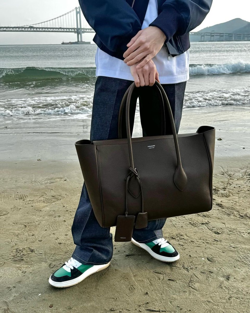 leejen_o_423 just made a post!

#FerragamoPS24 @Ferragamo @ _maximiliandavis_ 🌊