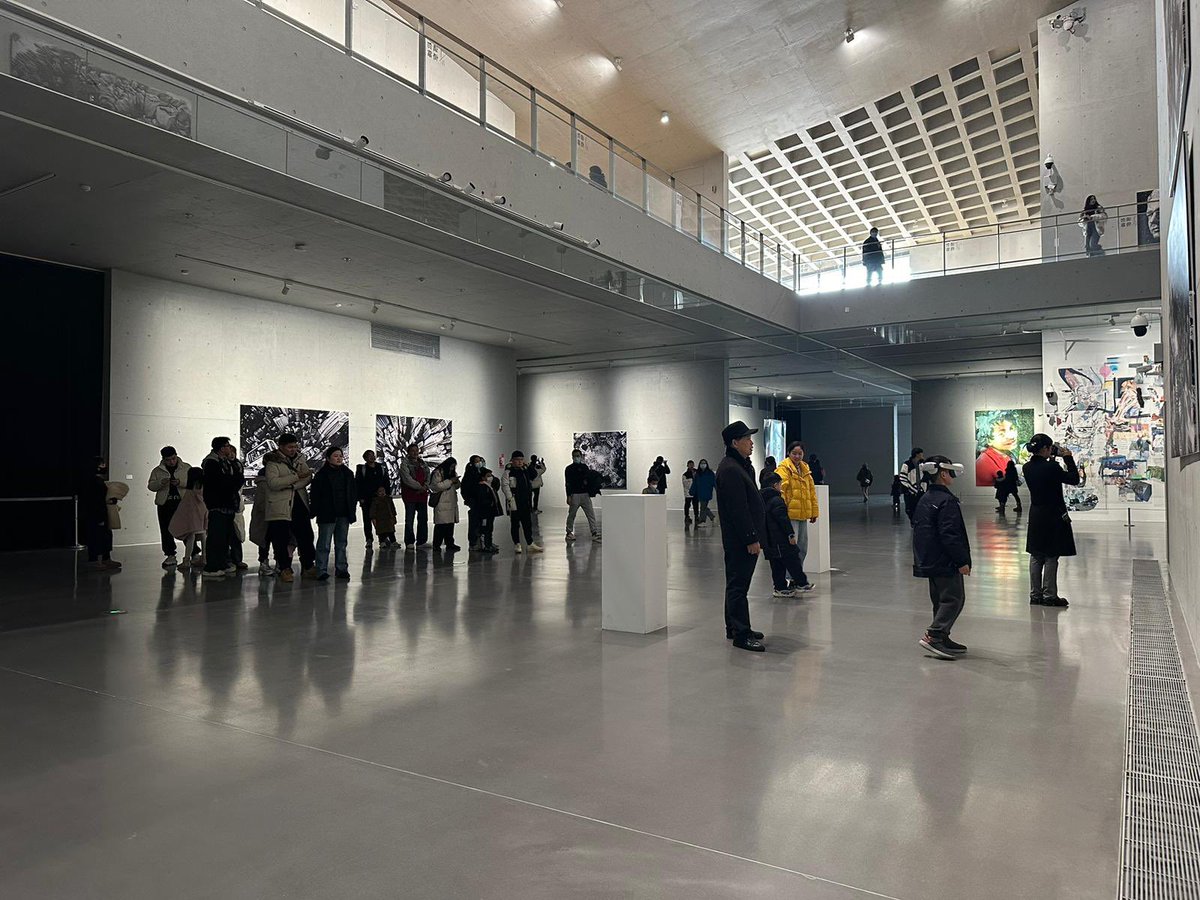 This is one of the  more satisfying things I get from my IRL exihibitions.

It’s morning and there is already plenty of people queueing to enter the VR paintings.

#wuhanartmuseum

#extensionofselves