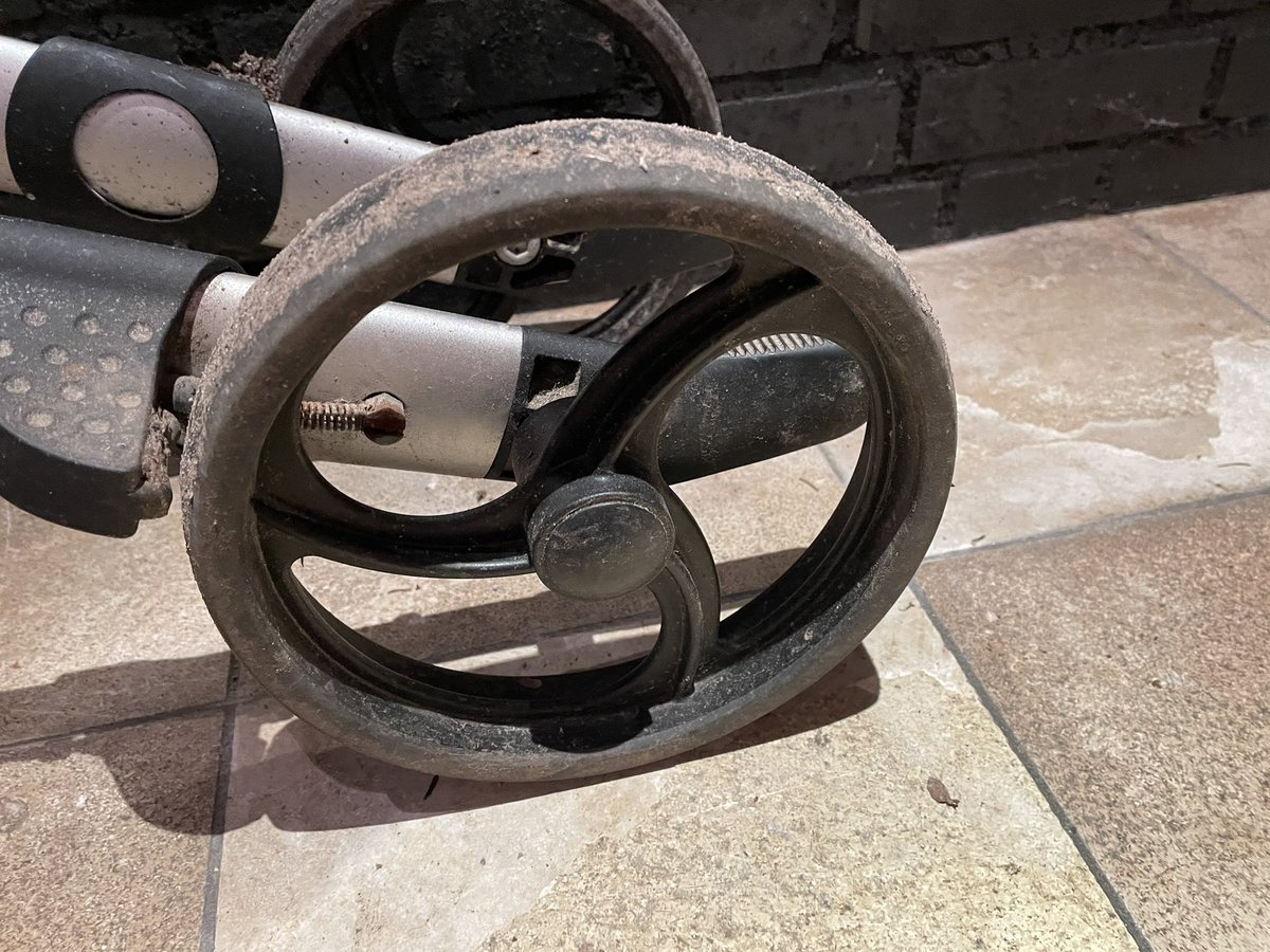 Guys, heeft iemand verstand van wielen van rollators? 
Mijn moeder gebruikt hem om langer te kunnen wandelen, maar klaagt dat de wielen trillen. 
Het is een Gemino 30. Ze wandelt op onverharde bospaden. Er zitten nu deze wielen op, Ø 20 cm. Hard kunststof. Welke zijn dan beter?