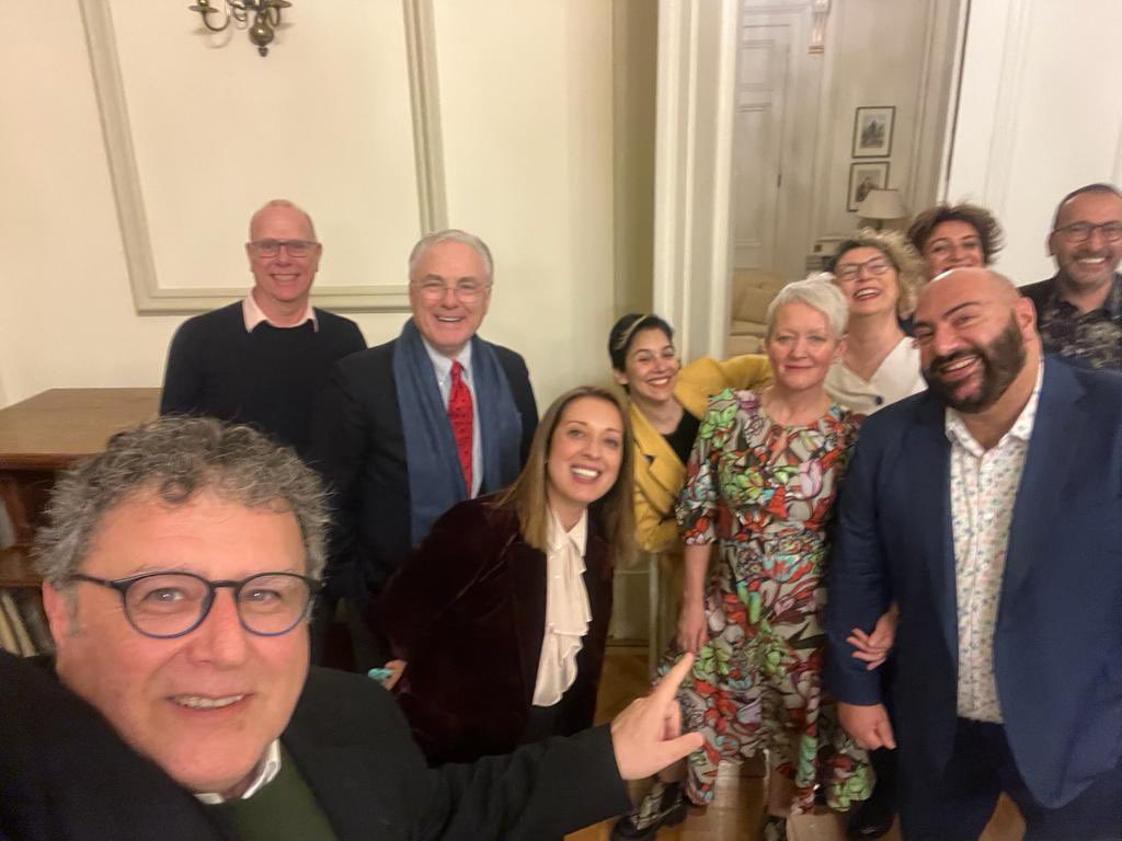 Çok güzel bir geceydi! 

<a href="/Tate/">Tate</a> Direktörü Maria Balshaw ve İstanbul’un önde gelen sanat kurumlarının direktörlerine ve baş küratörlerine evsahipliği yapmaktan onur duydum.

🇹🇷 ve 🇬🇧 sanat alanında muazzam bir işbirliğine sahip 👏🏻