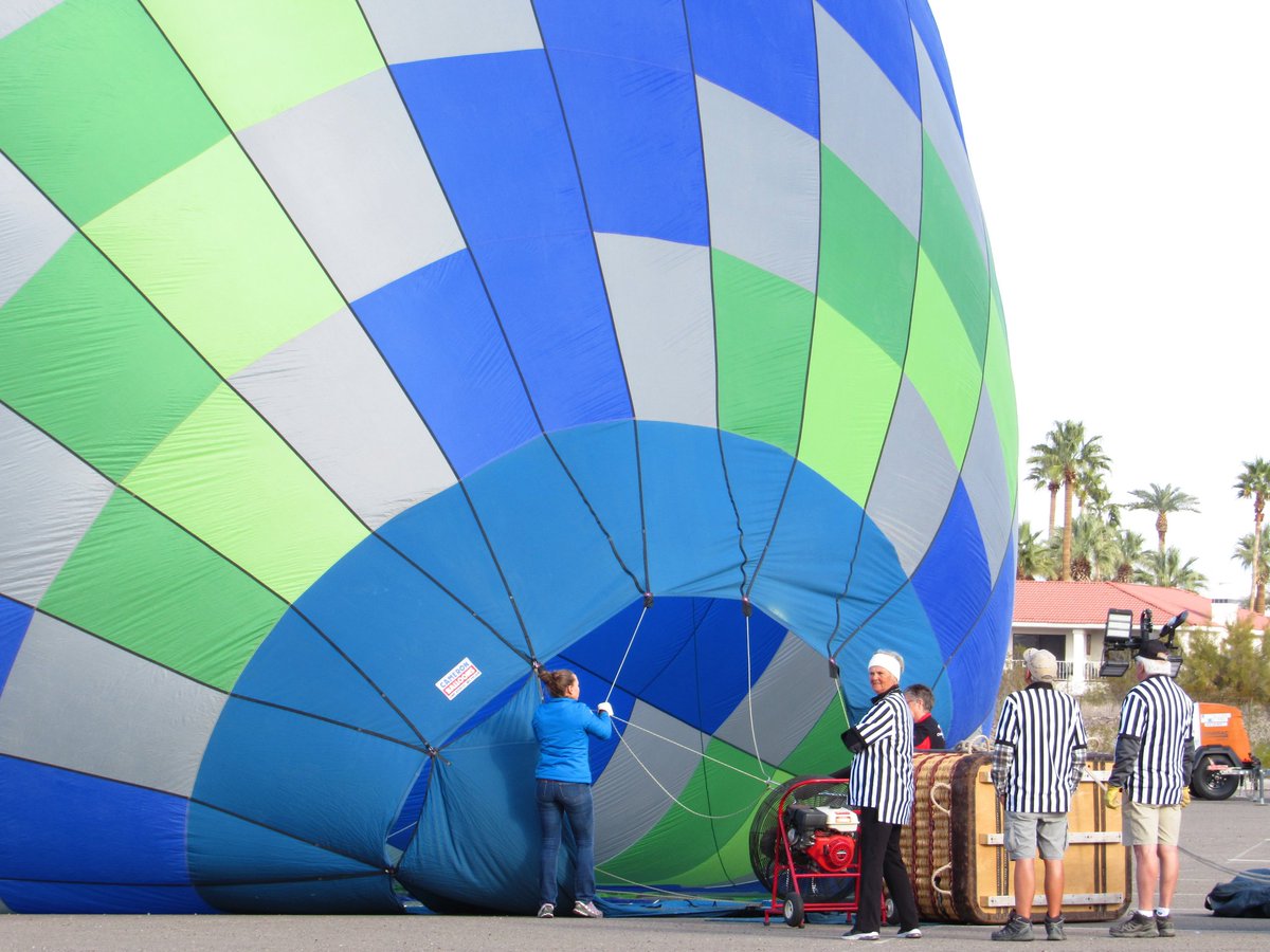 LaEricaTNHerald's tweet photo. The 2024 #HavasuBalloonFest welcomed hot air balloon pilots from across the country. The four-day festival and fair, which began on Thursday, will wrap up by late Sunday afternoon.

Lake Havasu City locals and visitors were filled with awe as balloons ascended all across town. https://t.co/J2CxVRLpDf