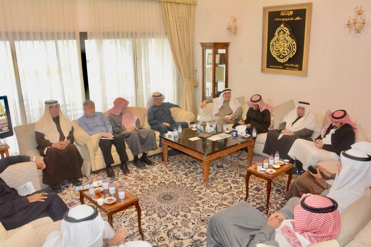 aljasser_office's tweet photo. بصمت رحلت..
وعن كلّ ضوء نراك ابتعدت..
كذلك كنت..
كذلك صرت..
لأنّك ذاك الصباح الوضيء..
وذاك الجلال الذي لن يفيء..
فرحماك ربّي بمن كان دومًا فنارَ عقول إليه تجيء..
تسجيل ندوة الوفاء لأستاذ الجيل أ.د.محمد الهدلق -رحمه الله-، المنعقدة في "دارة العرب":
https://t.co/u0DcefcXyi https://t.co/5WcToxpt4F