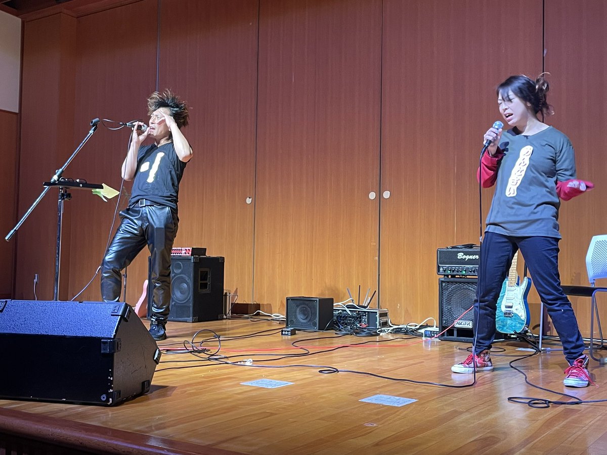 INBrecord's tweet image. No.16はラジオDJや多彩な活躍の内田晶雄さん❣️今回は井上先生が作曲をされた2曲を熱唱、「ザリガニ君ごめんね」ではなんと瞳先生とのコラボも✨️2人の熱唱に拍手喝采でした👏 #ボーカル教室 #音楽好きさんと繋がりたい #ボイトレ #歌ってみた #ボイストレーニング #弾いてみた #ギター教室