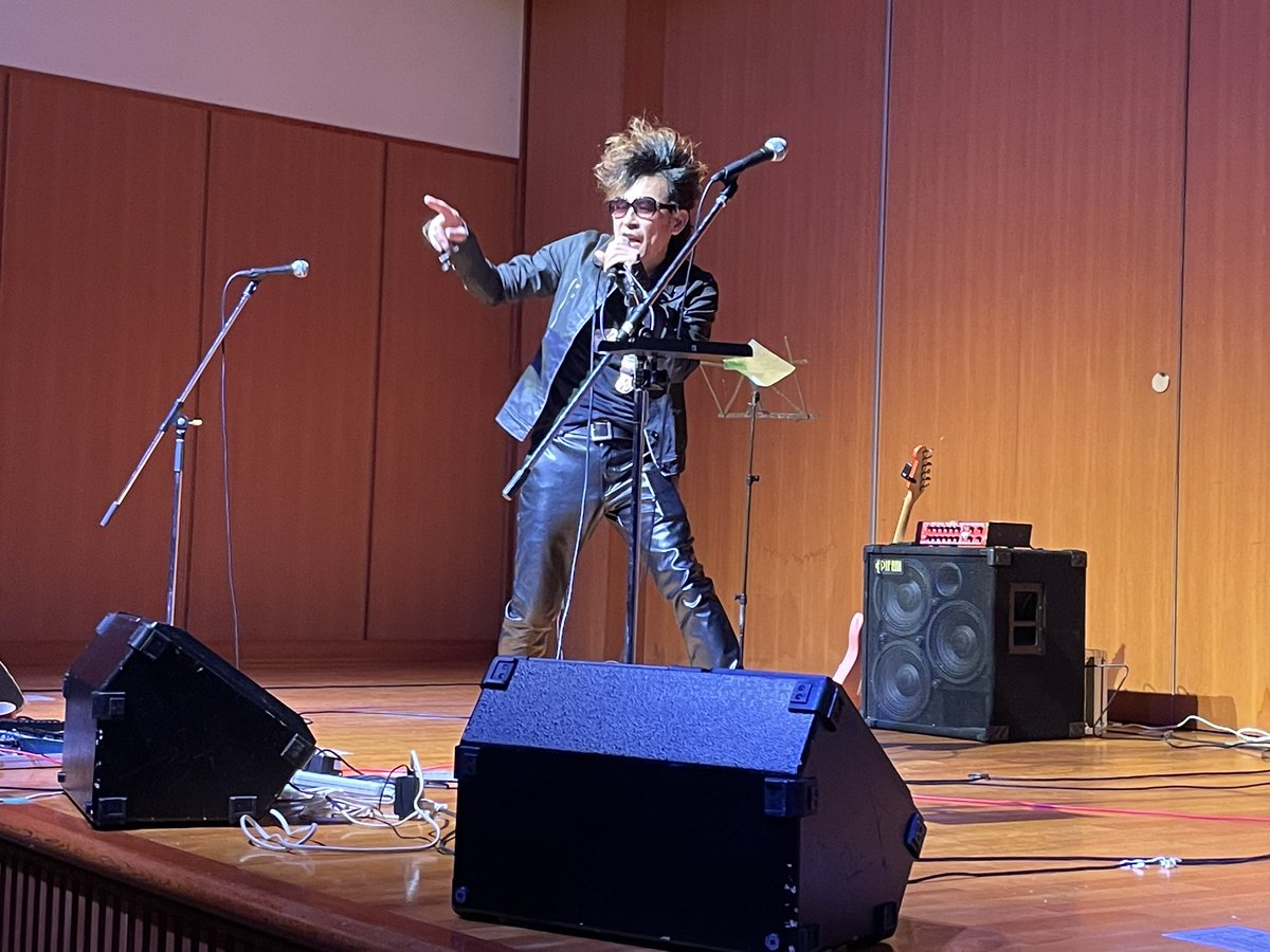 INBrecord's tweet image. No.16はラジオDJや多彩な活躍の内田晶雄さん❣️今回は井上先生が作曲をされた2曲を熱唱、「ザリガニ君ごめんね」ではなんと瞳先生とのコラボも✨️2人の熱唱に拍手喝采でした👏 #ボーカル教室 #音楽好きさんと繋がりたい #ボイトレ #歌ってみた #ボイストレーニング #弾いてみた #ギター教室