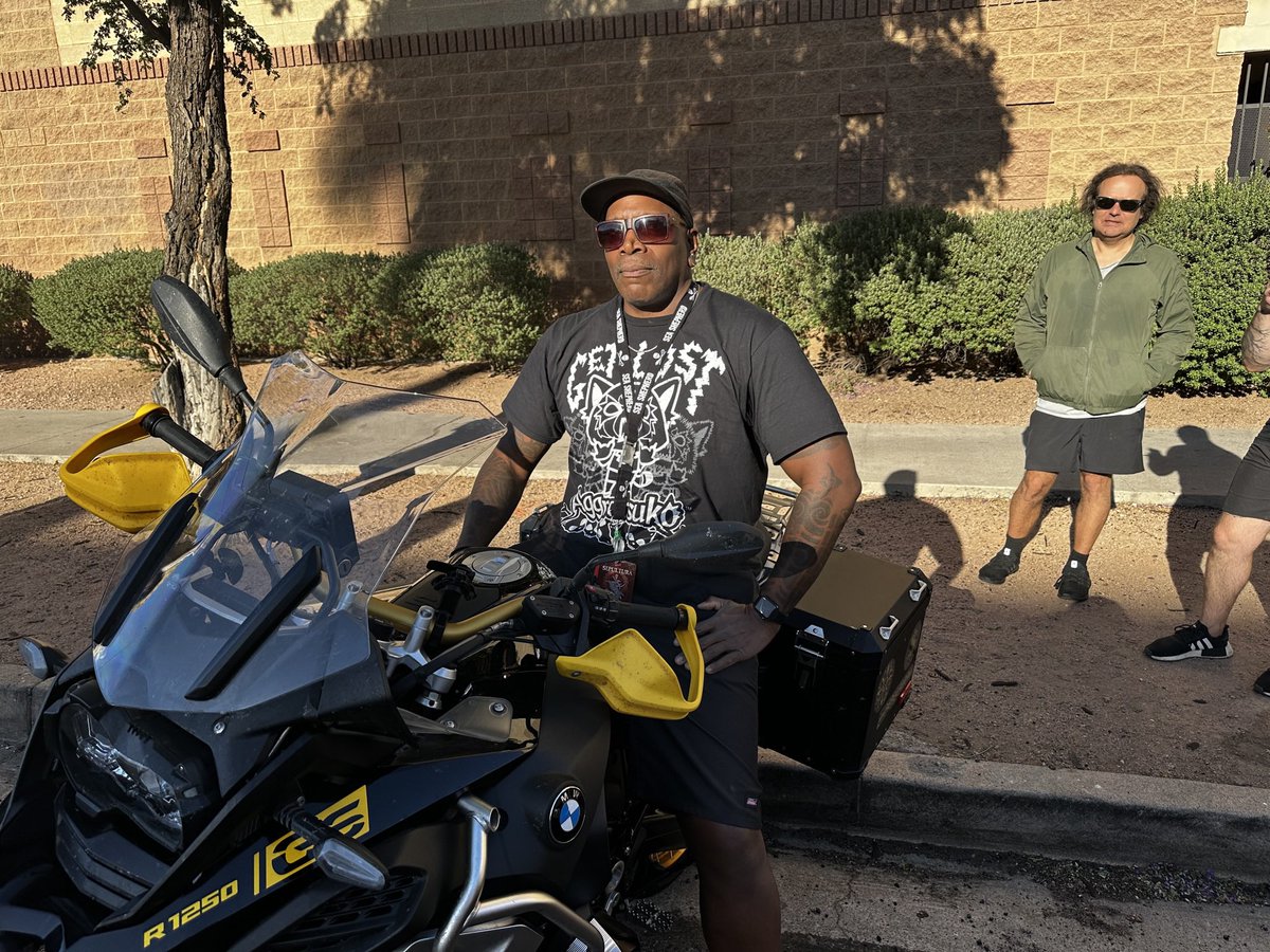 IronTrucker667's tweet photo. #HappyBirthday @derrick_green hope you have a blast!!! See you on tour! @sepulturacombr @BMWMotorrad #SpiritOfGS #MotorcycleMan #Phoenix #Vancouver #Sepultura #Sepulfreak #EpicAsFook #AdamarDesign #IronTrucker667 #ThereGoesMyHero #Highway2Health #DerrickGreen @Sepcommunity https://t.co/fDoJ2DaJXB