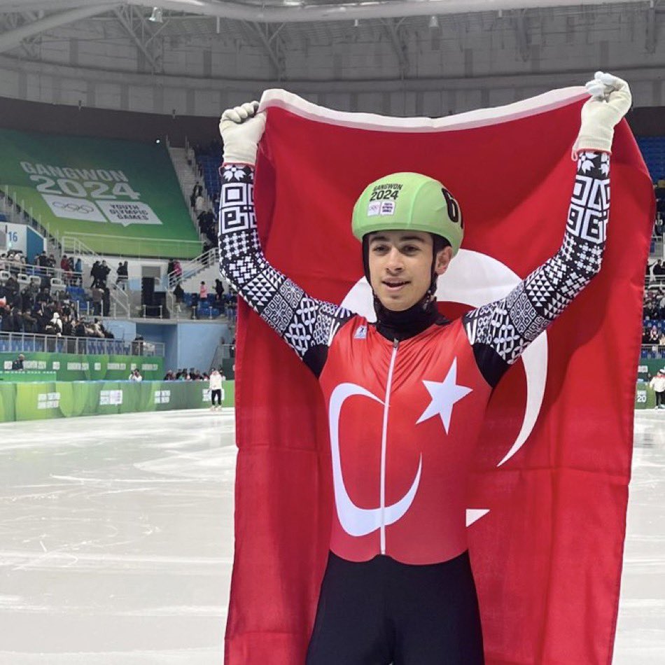 Kış Gençlik Olimpiyatları tarihindeki ilk madalyamız geldi 😍 Gangwon 2024 Kış Gençlik Olimpiyatları'nda kısa kulvar sürat pateninde yarışan Muhammed Bozdağ, 1000m A Finalinde ikinci olarak gümüş madalya kazandı 🇹🇷 Tebrikler Muhammed