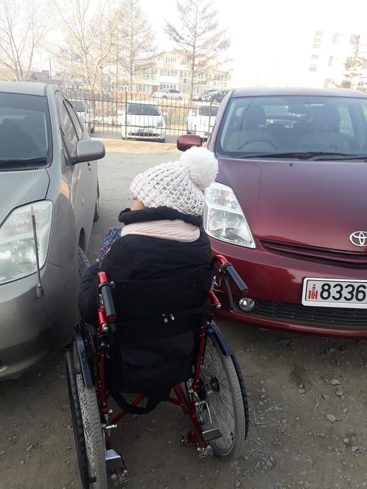 БИ ТОМ БОЛОХООС АЙДАГ...
Охин маань 2010 онд анх сургуульд орж байлаа. Эхлээд тэврээд явдаг байлаа тэгээд үүрдэг боллоо,  одоо тэргэнцэртэй өнхөрүүлээд бөмбөрүүлээд өргөж тавиад явж л байна даа. Eртөнцийн жам л болсон хойно охин минь өсөж өндийсөөр л. Саяхан охин минь " Ээж ээ би