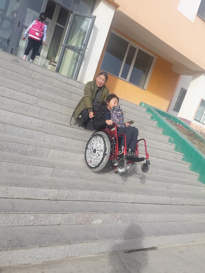 KizunaJpp's tweet photo. БИ ТОМ БОЛОХООС АЙДАГ...
Охин маань 2010 онд анх сургуульд орж байлаа. Эхлээд тэврээд явдаг байлаа тэгээд үүрдэг боллоо,  одоо тэргэнцэртэй өнхөрүүлээд бөмбөрүүлээд өргөж тавиад явж л байна даа. Eртөнцийн жам л болсон хойно охин минь өсөж өндийсөөр л. Саяхан охин минь " Ээж ээ би том болоод олон найзтай болж өөрийнхөө бизнeсийг (тэр төлөвлөсөн байгаа) хөгжүүлээд олон хүмүүст туслаад бас улс орондоо туслаад явна гэж мөрөөддөг гэтэл ойрд том болохоос айгаад байна. Гараад л өндөр өндөр шат хэцүү зам ...гээд олон саад одоо болтол хэвээрээ л байсаар л байх байх юм. Та бид хоёр хөөцөлдөөд дийлэхгүй л байна даа тийм ээ ээж ээ. Манай улс ийм ядуу юу ээж ээ. Би өөрийнхөө таньдаг хүүхдүүд ээ бодоод үзэхээр над шиг хүүхдүүд олон л байгаа даа уул нь. Намайг том болоход бас л хэвээрээ байвал би яанаа. Одоо гэхэд л би сургуульд явах гэж таныг их л зовоож байна. Таныг намайг даахгүй зүрх, нуруу, бөөр чинь өвдөөд хэвтэхээр би буруутай юм шиг санагдаад жаахан хэцүү байдаг. Тэгээд сургуульдаа явахаа болих уу гэж бодож үзсэн л дээ даанч найзуудтайгаа хамт баймаар санагдаад л бас бизнeсээ хийхээр мэдлэг хэрэгтэй болохоор явахгүй бол болохгүй ш дээ. Тийм ээ ээж ээ. Би том болдоггүй байсан бол танд амар байхгүй юу хамтдаа тэврэлдээд ккк." гэнээ.