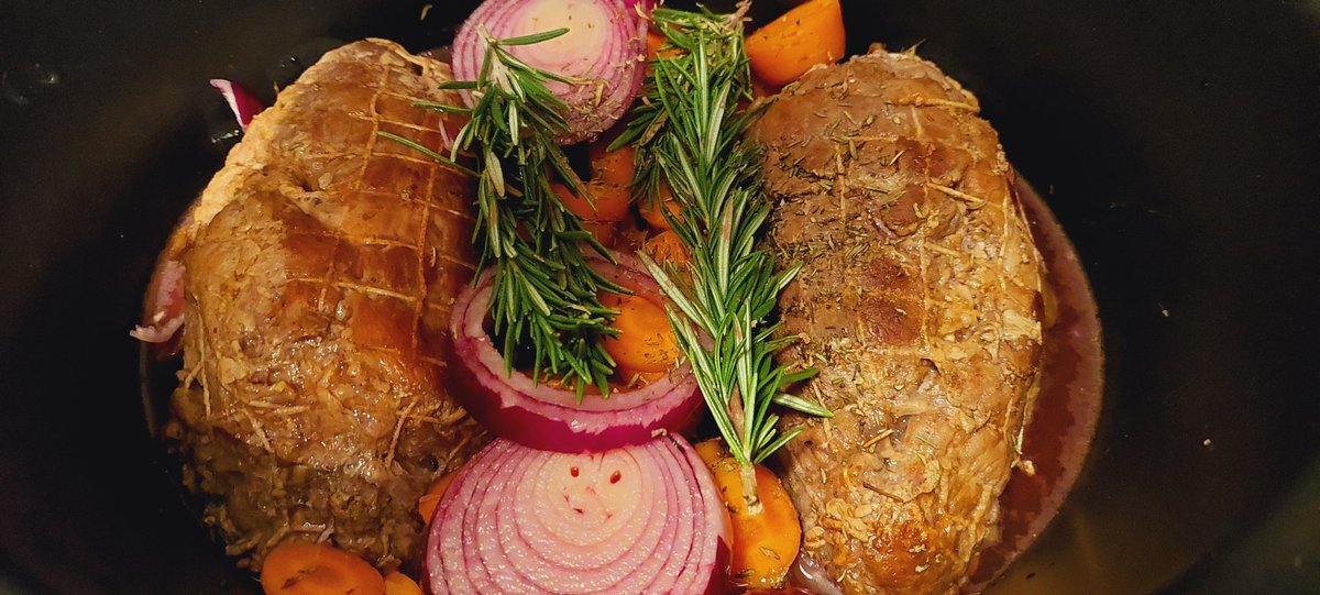 Goedemorgen,  Inmiddels zijn de voorbereidingen gedaan en staat de slowcooker aan.