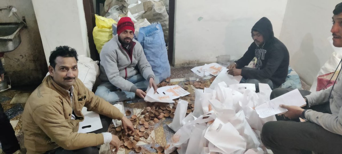 NSK10BJP's tweet photo. 151000 दीपक भिण्ड के हर घर पहुंच रहे है कल हम सब के  इष्ट भगवान श्री राम अपने मंदिर में विराजमान होंगे। हम सभी को दीप प्रज्ज्वलित कर भगवान श्री राम स्वागत करना है। https://t.co/O6H97KlbHb